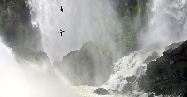 Photo tour image of the Iguazu Falls on the Argentina-Brazil border