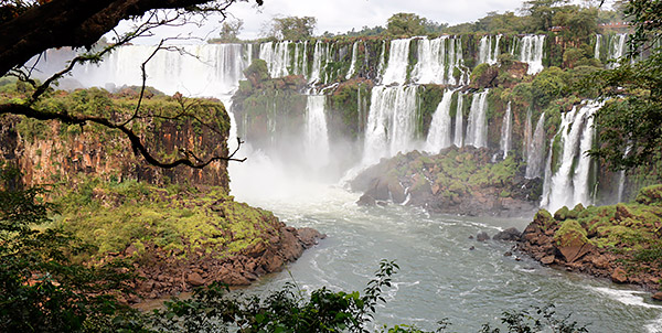 Photo tour image of the Iguazu Falls on the Argentina-Brazil border