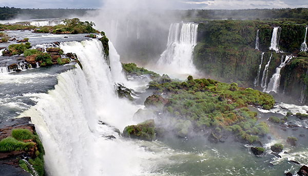 Photo tour image of the Iguazu Falls on the Argentina-Brazil border