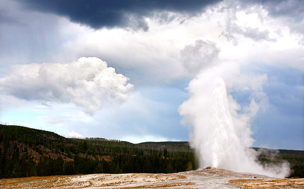 Photo tour image of Yellowstone's Old Faithful geyser, Wyoming